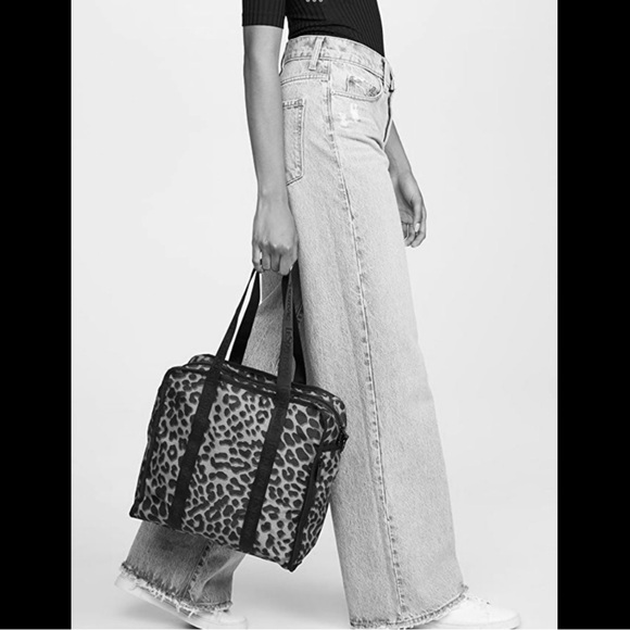 😻LeSportsac Cheetah Tote😻 - Picture 2 of 12